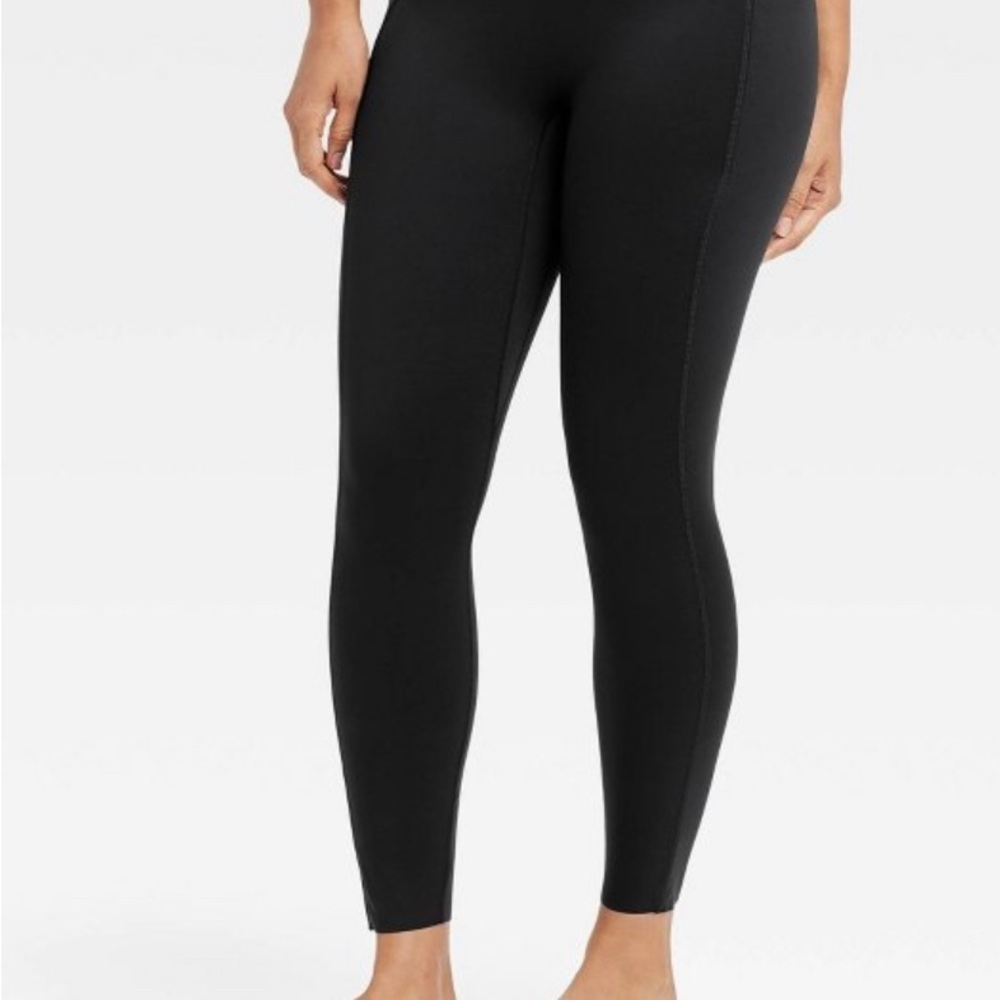 All in Motion flex high rise 7/8 legging. Size Medium. Color Black - Picture 3 of 9